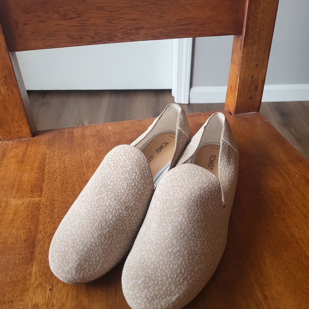TOMS Women's Tan Slip-On Shoes - Picture 2 of 4